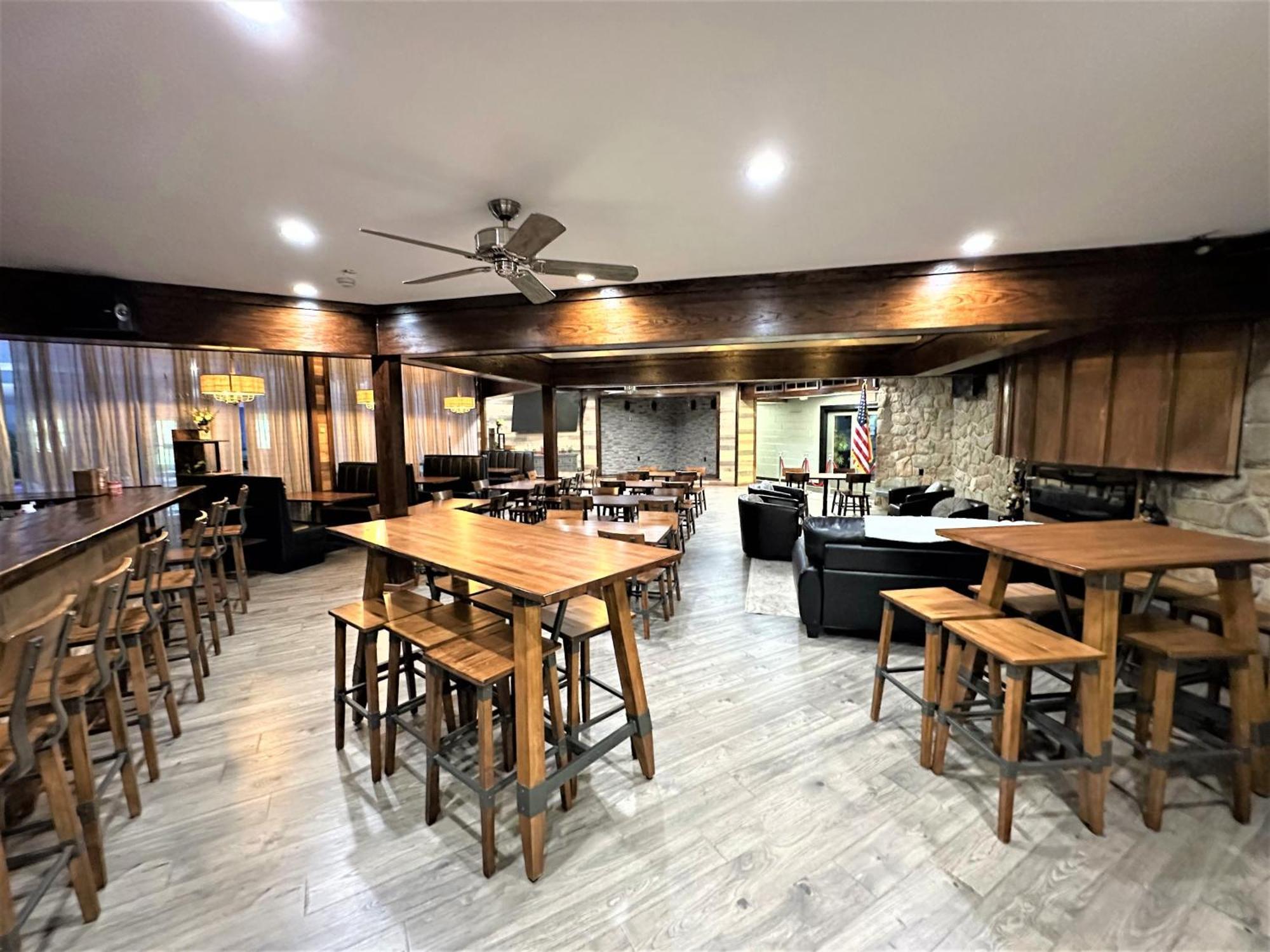 Wow!! Ultimate Pocono Retreat, Hot Tub, Game Room, Deck, Lakes, Skiing, Pools Long Pond エクステリア 写真